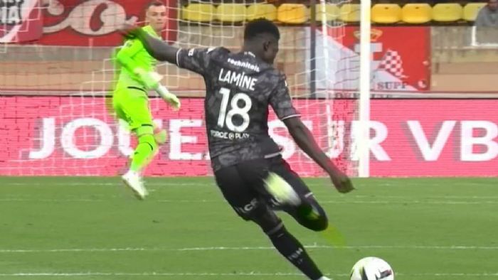 Metz oyuncusu Lamine Camara`dan orta sahadan nefis gol
