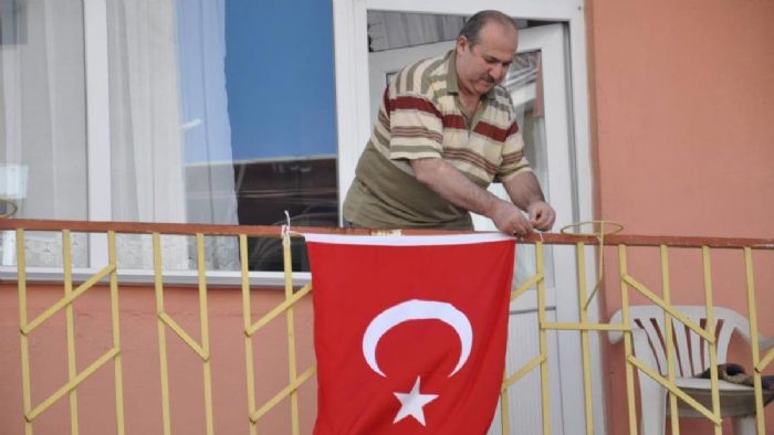 `Bayrak asan dayı` lakaplı fenomen Salih Tahtalıoğlu, 100. yıl için balkona çıktı