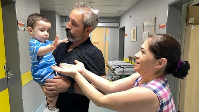 İzmir`de Ateş bebek, 2 kalp ameliyatından sonra hayata tutundu