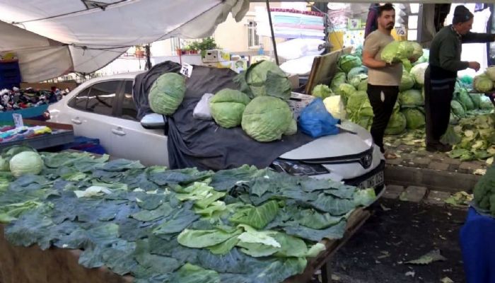 Avcılar`da pazar yerinde bırakılan otomobilin üzerine lahana tezgahı açıldı