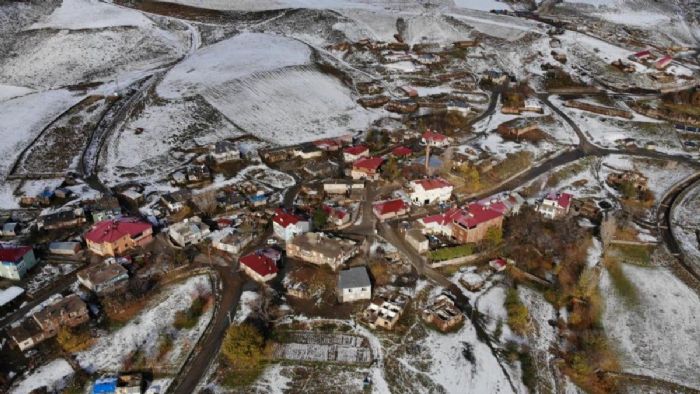 Bitlis Tatvan`da köyler beyaza büründü