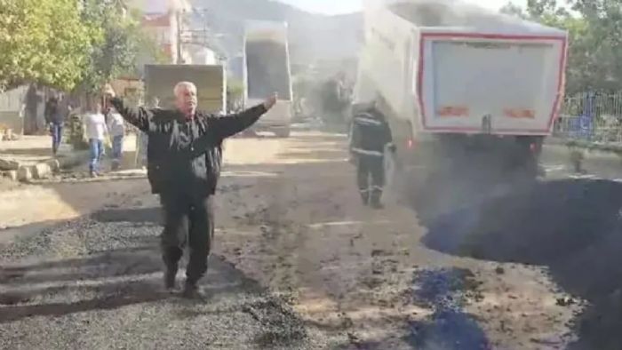 Adana`da 5 yıl sonra dökülen asfaltı davul ve zurnayla kutladılar
