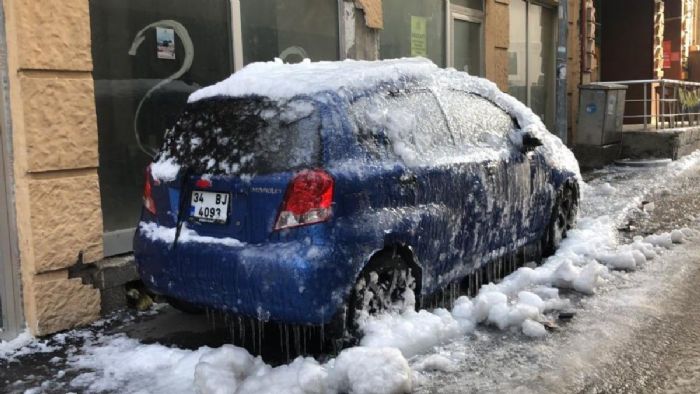 Gören dönüp bir daha baktı! Erzurum`da buzla kaplanan otomobil