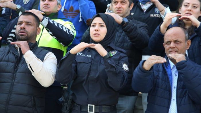 Hatay?da Türk polisi işaret diliyle İstiklal Marşı`nı okudu