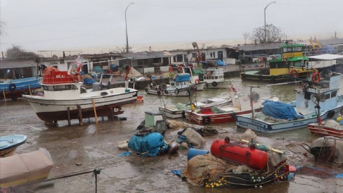 Düzce`de kuvvetli rüzgar etkili oldu! Balıkçılar denize açılamadı