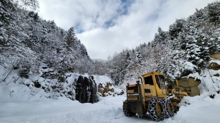 Rize`de yoğun kar yağışı köy yollarını kapattı