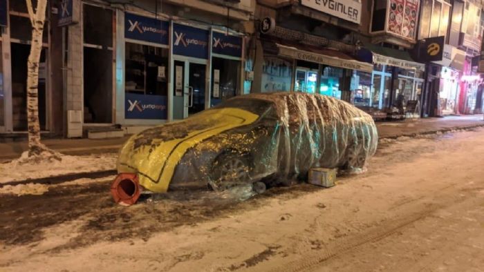 Ardahan`da sıcaklık eksi 9`a düştü! Araçlar dondan battaniyeyle korundu