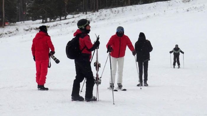 Sarıkamış Kayak Merkezi doldu! Tatilciler karın keyfini sürüyor