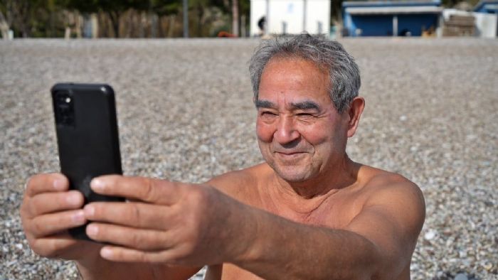 Kıskandıracak selfie! Antalya?ya gelen gurbetçi, Almanya?daki ailesine nispet yaptı