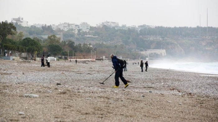 Antalya`da sezon sonu...Konyaaltı Sahili`nde definecilerin mesaisi