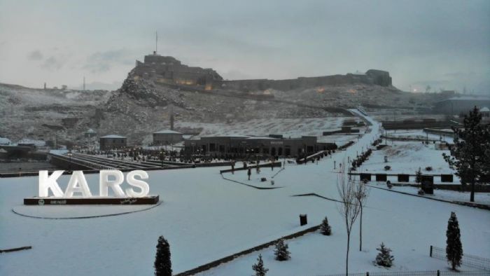 Beyaz örtü Kars`a çok yakıştı: Seyrine doyulmaz anlar