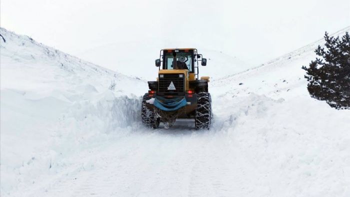 Kars`ta kar kalınlığı 1,5 metreye ulaştı! Köylerde yol açma çalışmaları sürüyor