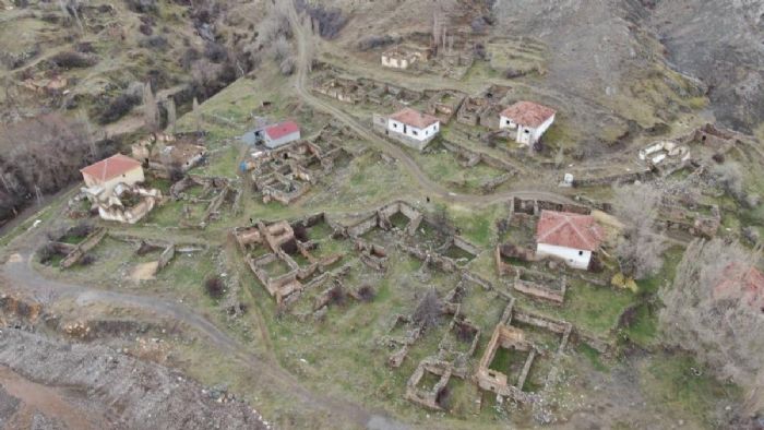 Sivas`ta `cinli` denilen köyde 15 yıldır tüm evler boş