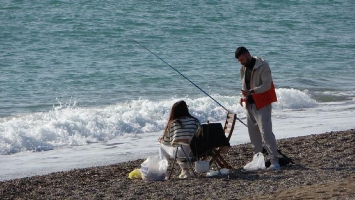 Antalya`da güneş tepede: Vatandaşlar sahile aktı