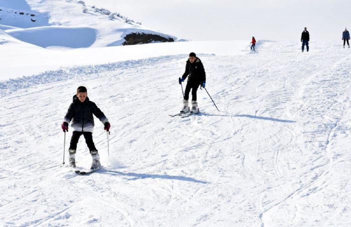 Bitlis`te snowboard keyfi: Yarıyılda en çok çocuklar eğlendi