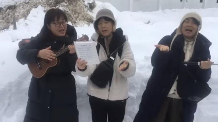 Hakkari`de kar temizliği sırasında eğlenceli anlar: Güney Koreli turistler şarkı söyledi