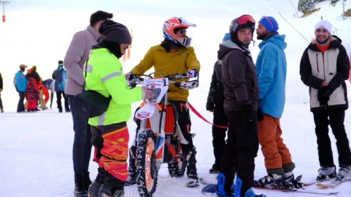 Erzincan`dan renkli görüntüler: Kayak merkezinde motokros heyecanı