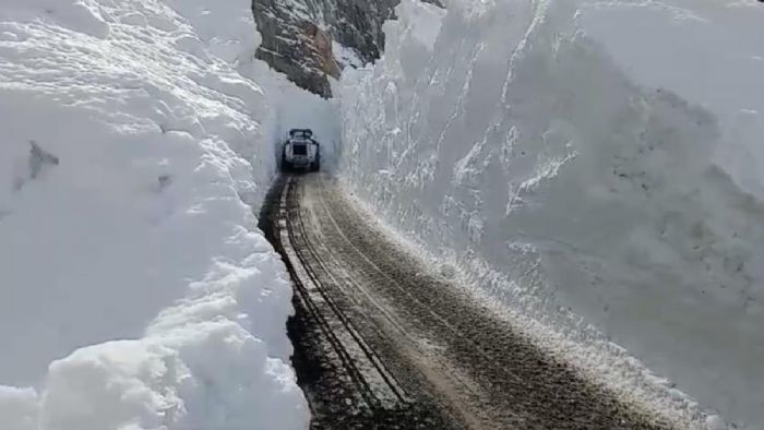 Hakkari`de karla mücadele... 8 metrelik kar tüneli