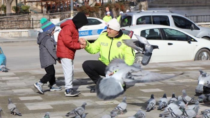 Amasya`da yürek ısıtan anlar: Trafik polisi, küçük çocukla güvercinleri yemledi