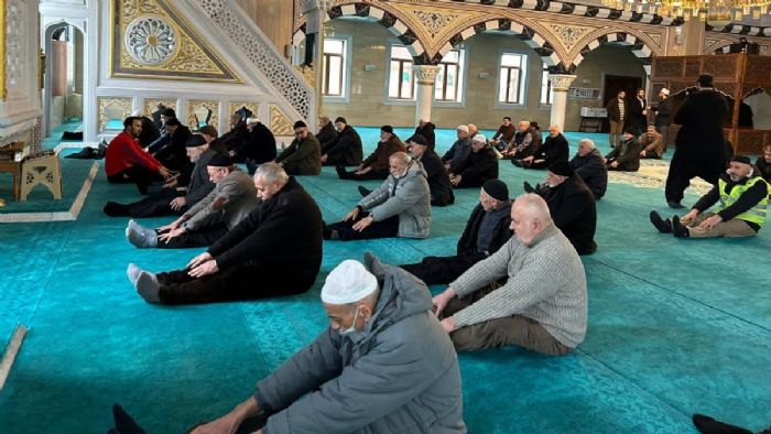 İstanbul Bağcılar`da 5 Vakit Namaz Projesi: Yaşlılar camide spor yapıyor