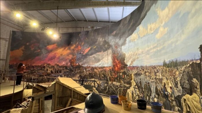 Rus ressam Alexander Samsonov Büyük Manisa Yangını`nı dev panorama eserine işliyor