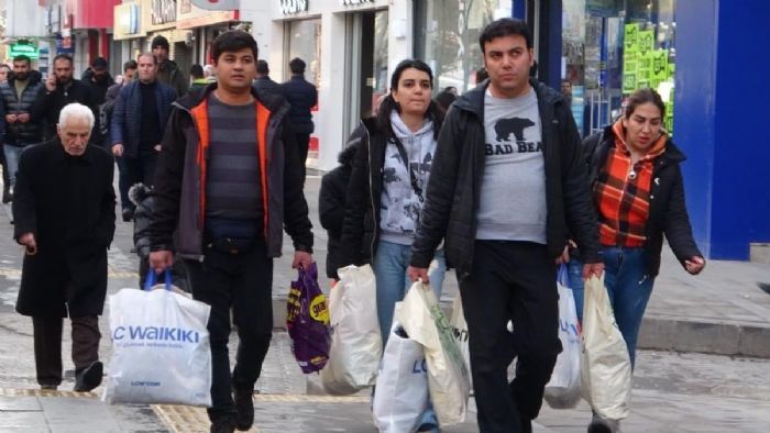 İranlılar Van`a akın etti: 4 günlük tatilde mağazalar doldu