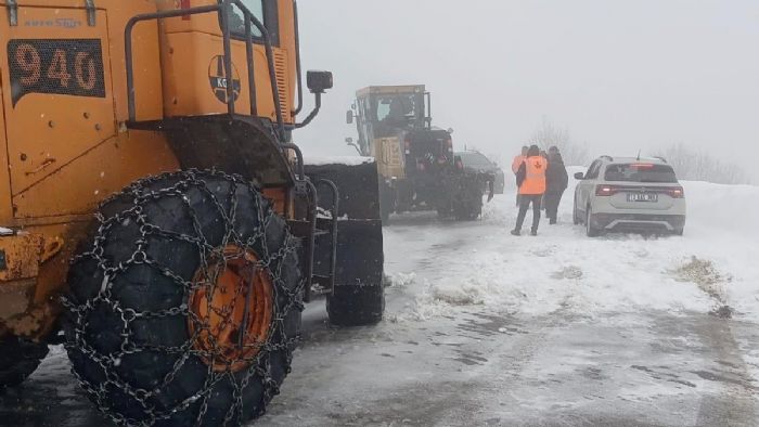 Muş ve Bitlis`te kar yağışı 60 kişiyi mahsur bıraktı