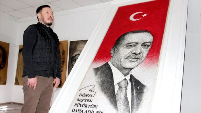 Kırgız ressam, 70 bin çivi ve tel ile Cumhurbaşkanı Erdoğan`ın portresini yaptı