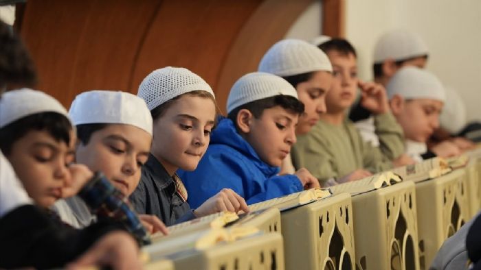 Üsküdar`da çocuklar, aileleriyle camide mukabeleye katılıyor
