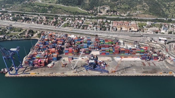 Kocaeli?deki liman kazasının ardından enkaz kaldırma çalışması sürüyor