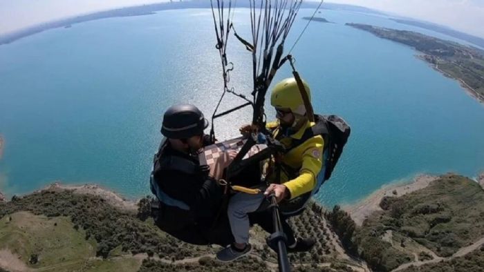Adana`da iki pilot, yamaç paraşütüyle gökyüzünde tavla oynadı