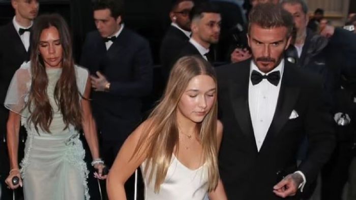 Harper Beckham, annesi Victoria`nın doğum gününde objektiflere yansıdı