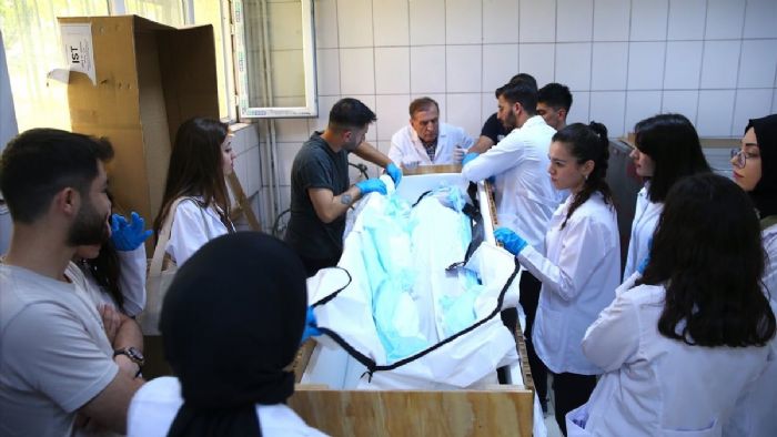 Diyarbakır`da tıp öğrencileri kadavra üzerinde eğitim görüyor: ABD`den uçakla getirtildi