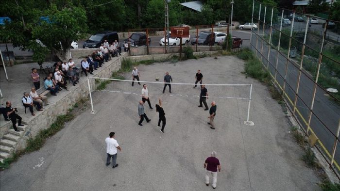Tortum`da genci ve yaşlısıyla voleybol sevdalısı mahalle