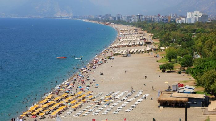 Antalya`da bayram sonrası sahiller turistlere kaldı