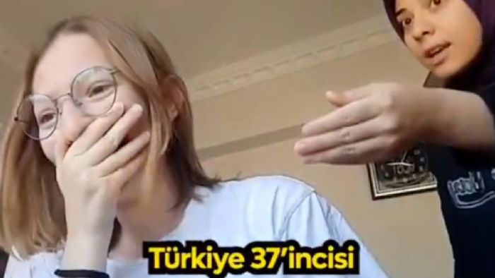 YKS`de 37. olduğunu öğrenen genç kızın ailesiyle sevinci