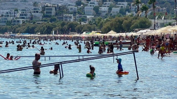 Bodrum`da turizmciler pahalı sözlerine isyan etti: Sahillerimiz doldu