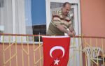 `Bayrak asan dayı` lakaplı fenomen Salih Tahtalıoğlu, 100. yıl için balkona çıktı