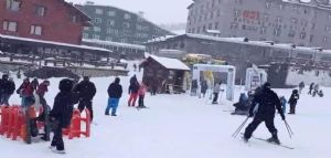 Kayakçıların keyfi yerinde: Uludağ`da kar yağışı başladı
