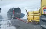 Hakkari`de kar yağışı etkili oldu: Araçta mahsur kalan 2 kişi kurtarıldı